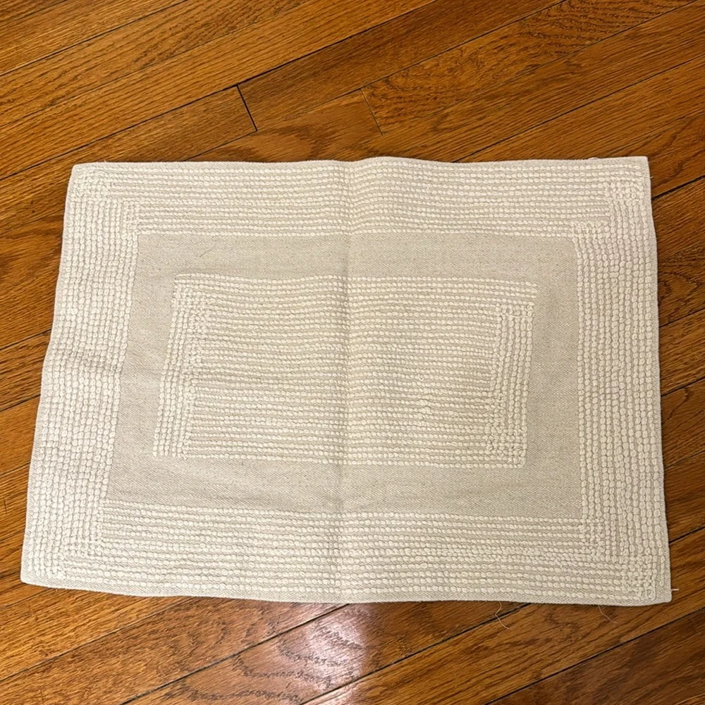 Grecian bath mat. Cream and navy. GUC
